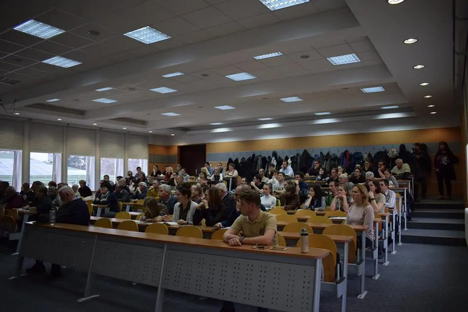 A képen a következők lehetnek: 2 ember, ülő emberek és belső tér